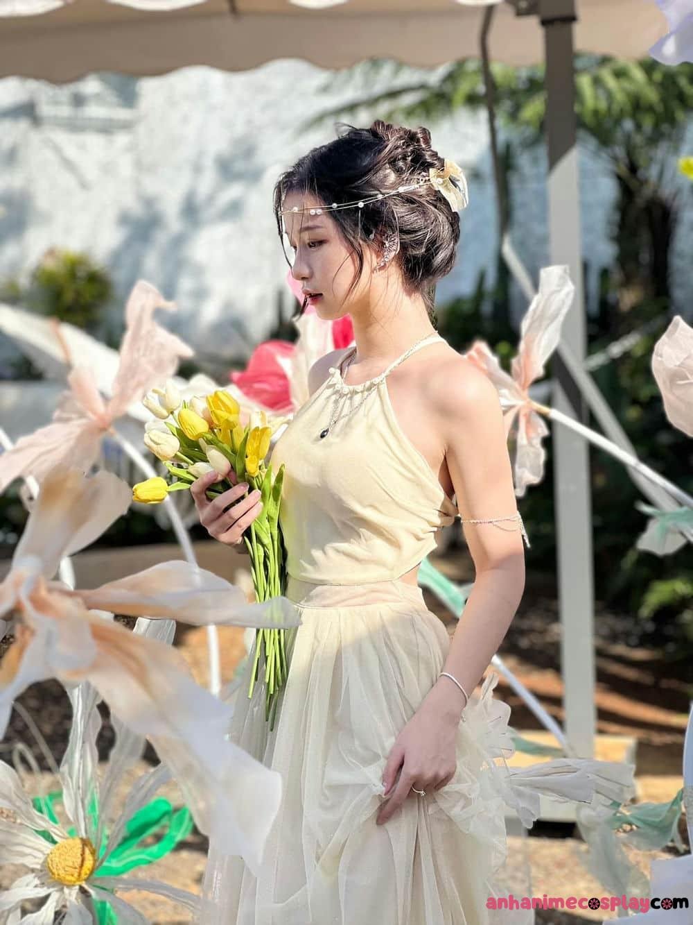 Gái xinh thử áo yếm