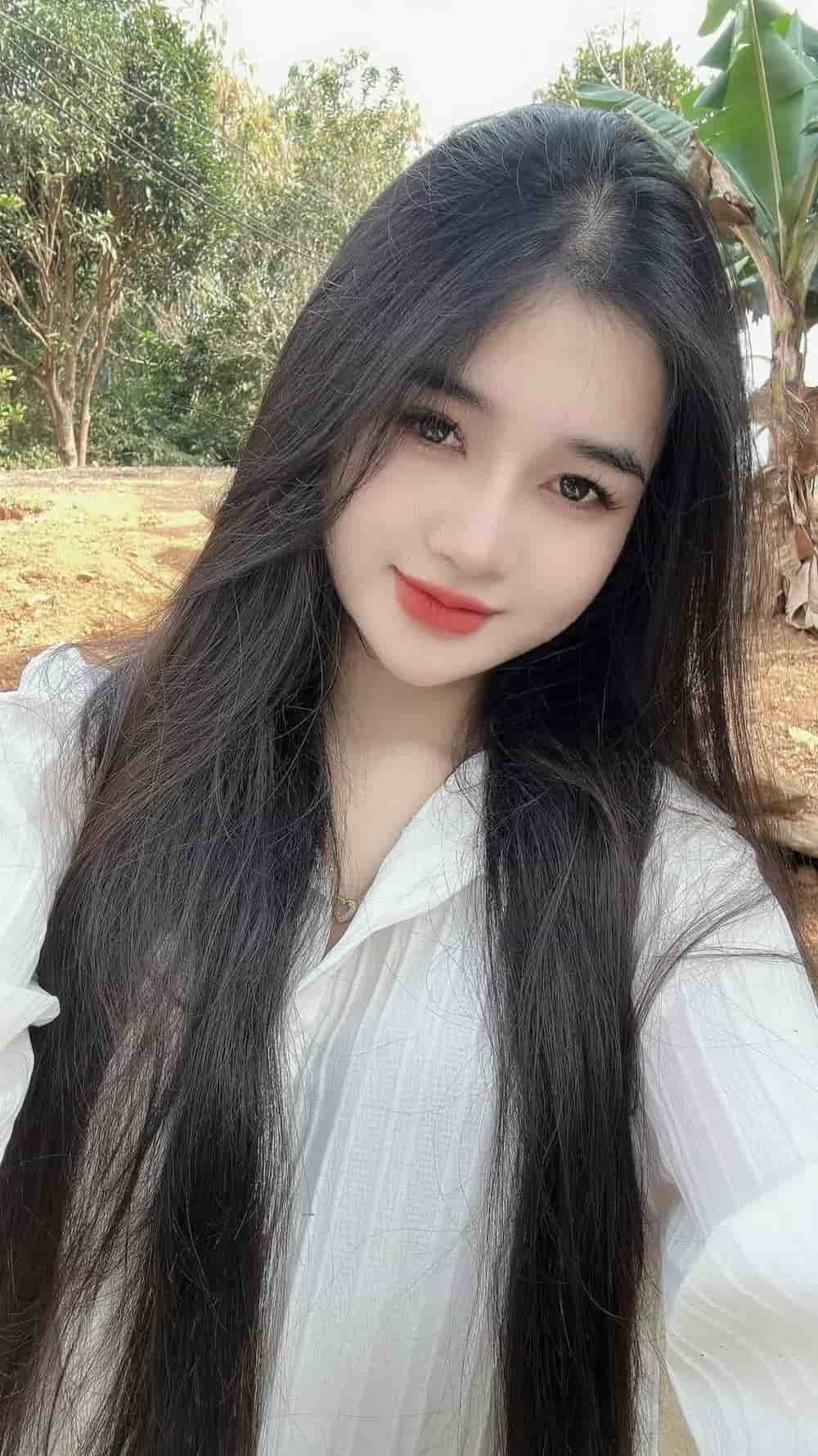 Gái xinh tóc dài cười duyên