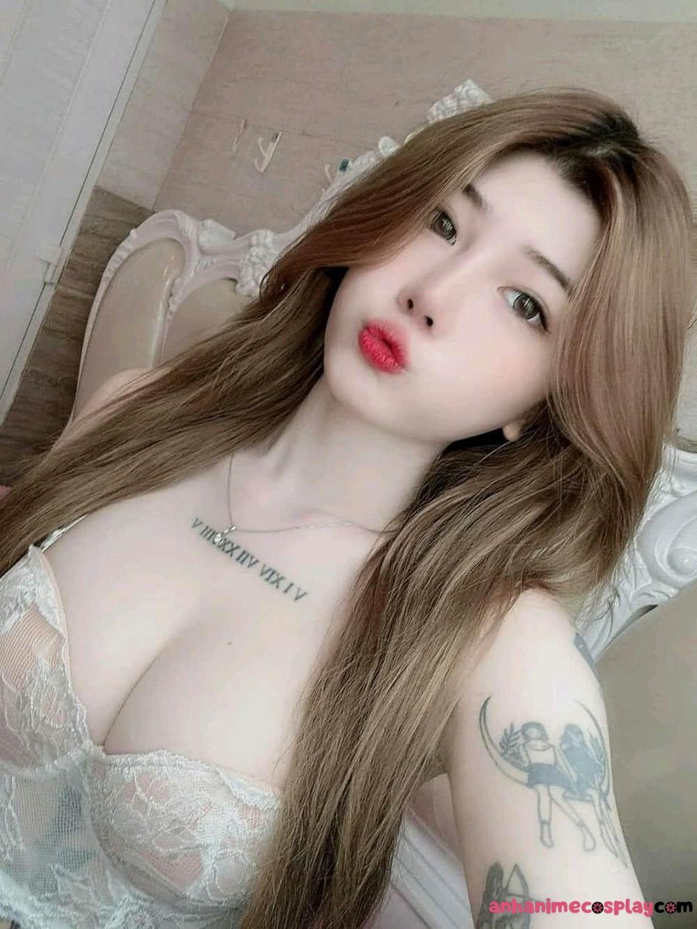 Gái xinh vú to tròn