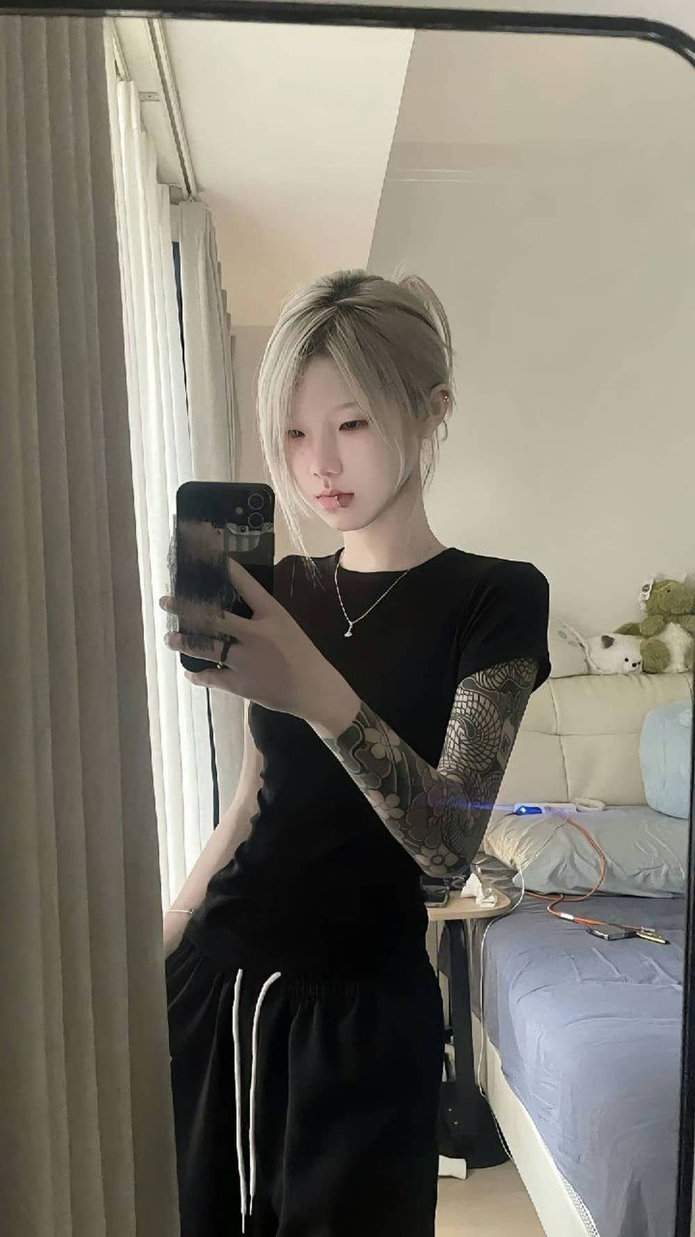 Gái xinh xăm mình đầy