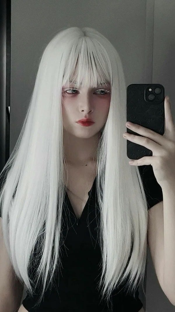 Gojo cosplay cầm điện thoại