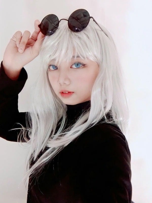 Gojo cosplay cầm kính