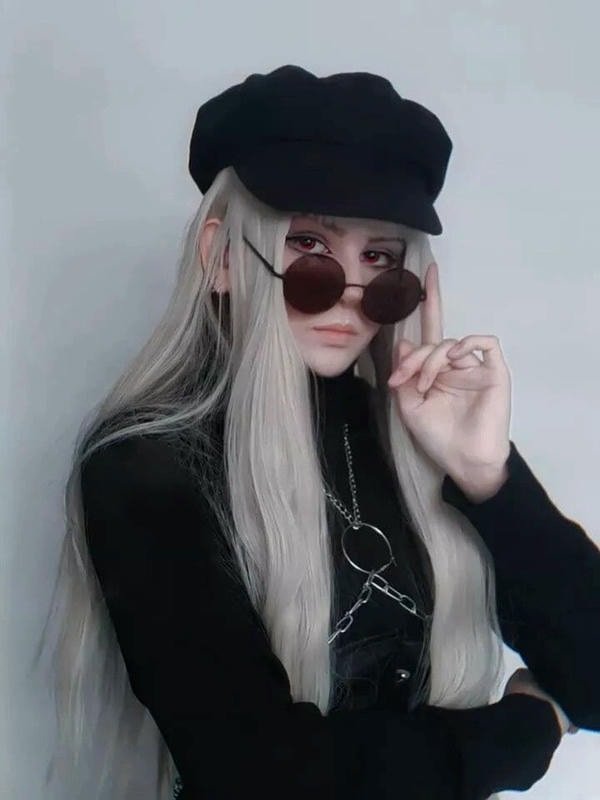 Gojo cosplay chống nạnh