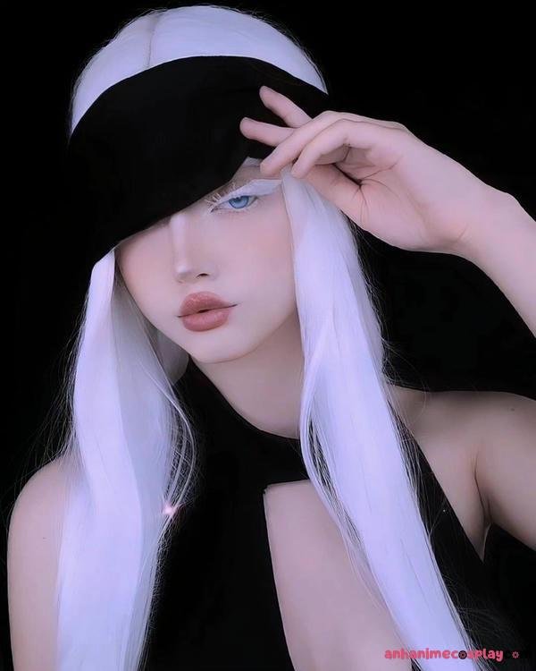 Gojo cosplay mắt xanh