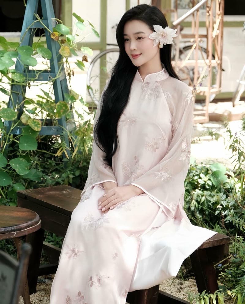 Hình gái xinh mặc áo dài trẻ trung
