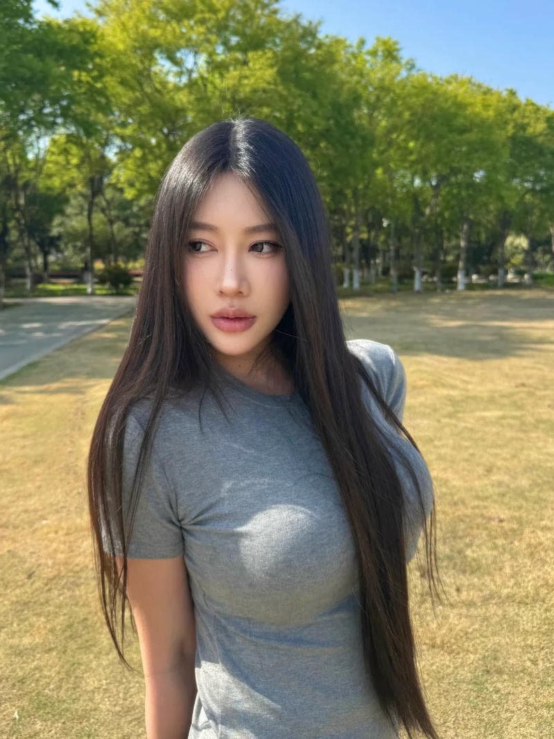 Hình gái xinh tóc dài duyên dáng