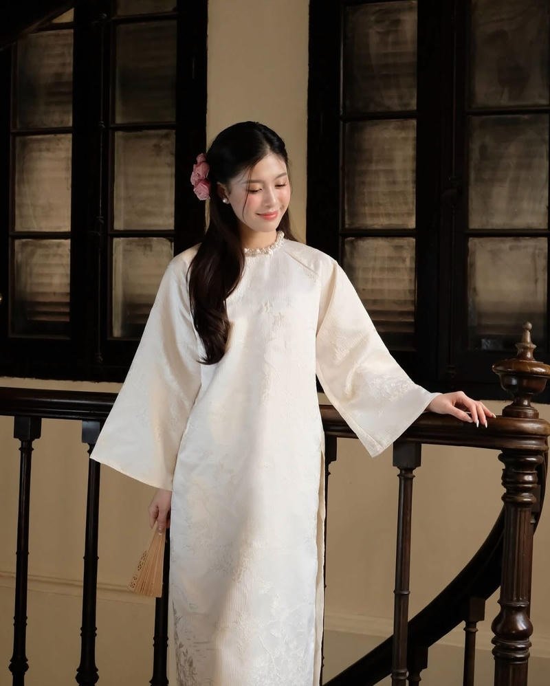 Loạt hình gái xinh mặc áo dài mềm mại