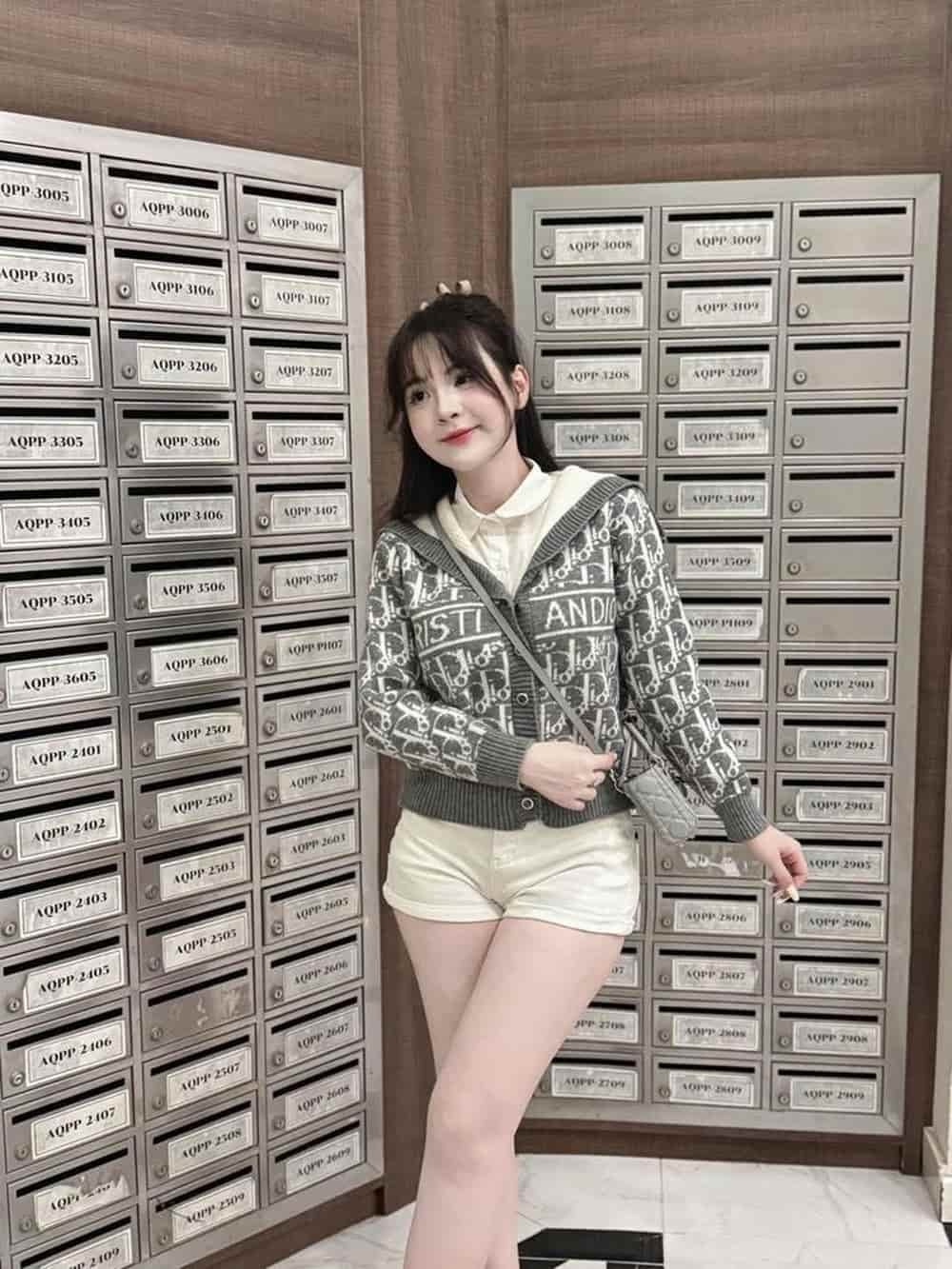 Mặc quần ngắn gái xinh