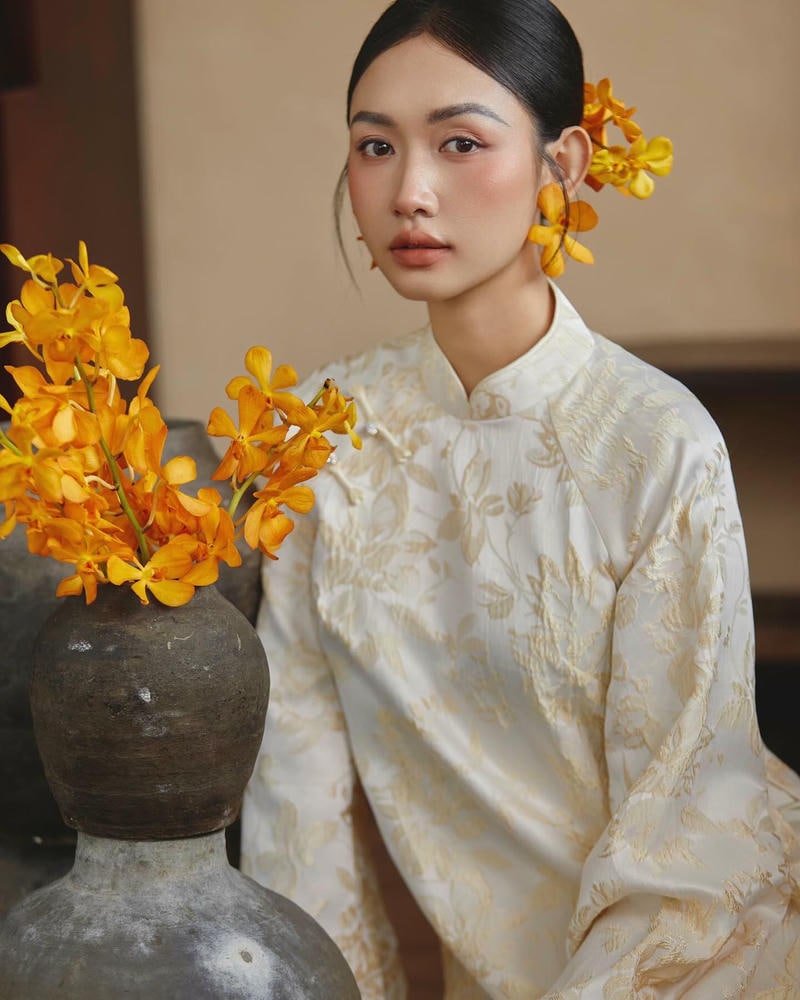 Ngắm hình gái xinh mặc áo dài nhẹ nhàng