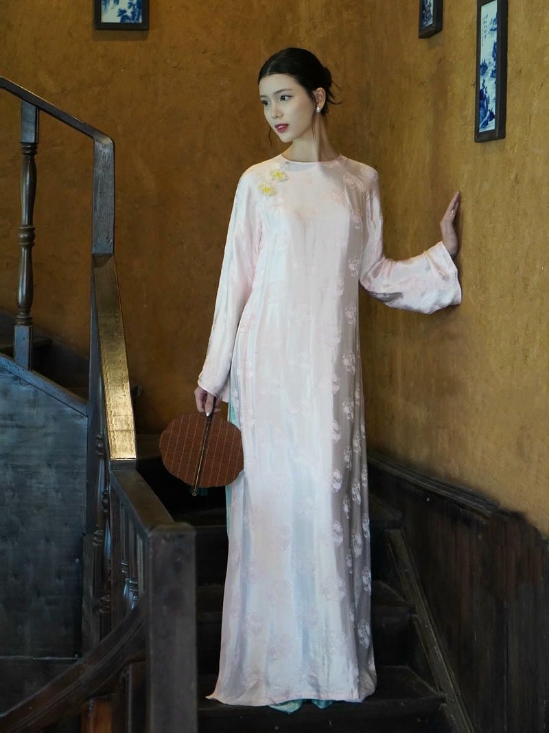 Xem ảnh gái xinh mặc áo dài duyên dáng