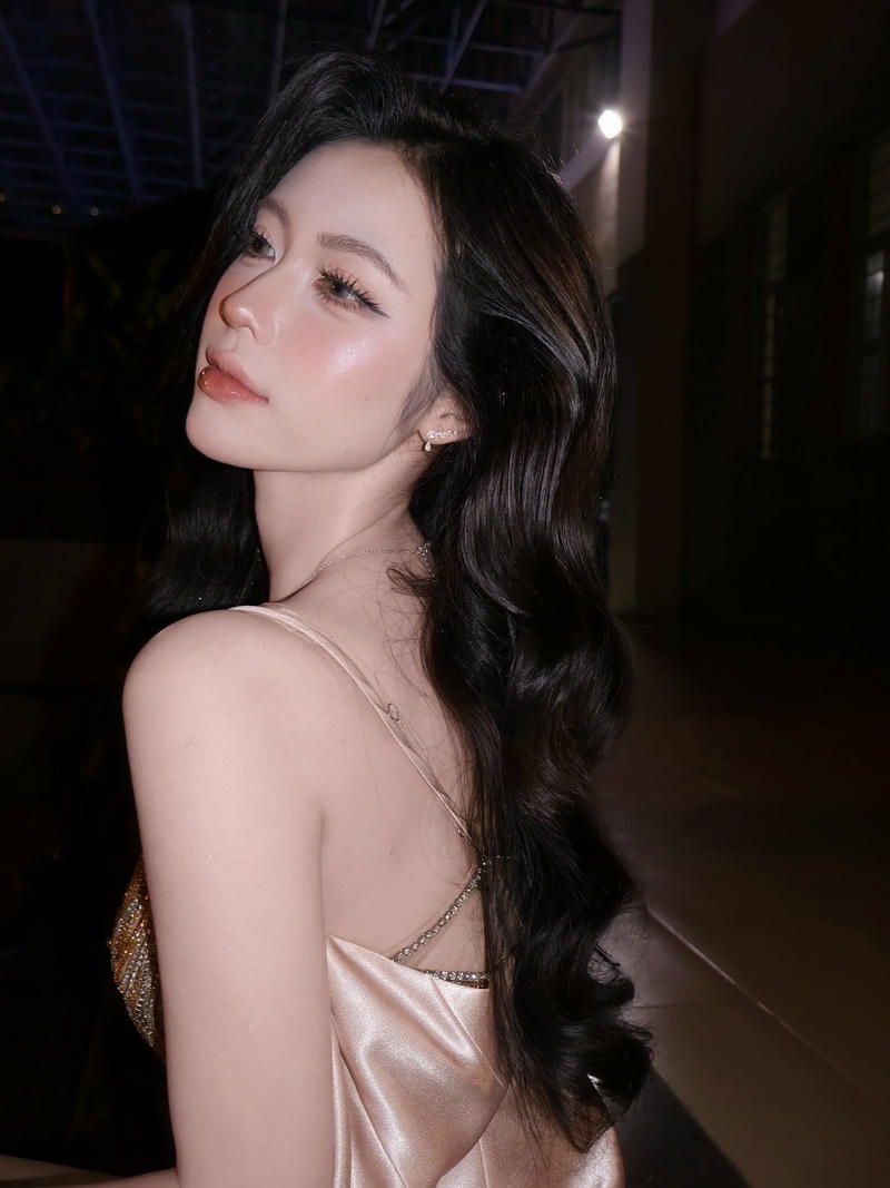 ảnh gái xinh 2k4 tạo dáng quay lưng