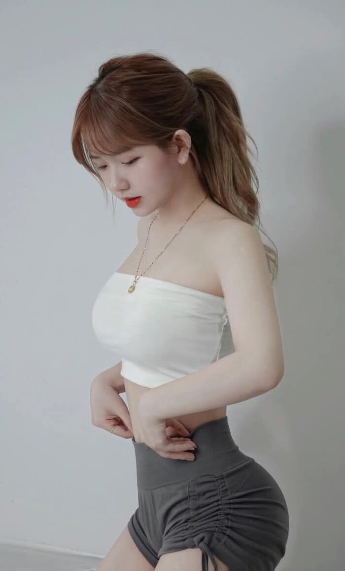 ảnh gái xinh mặc quần ngắn 4d full