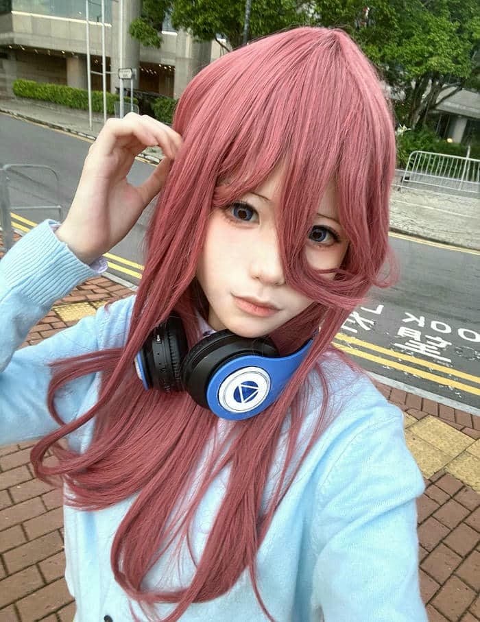 ảnh miku nakano cosplay đeo tai nghe