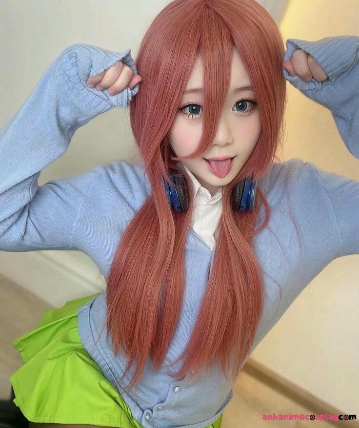 ảnh miku nakano cosplay lè lưỡi