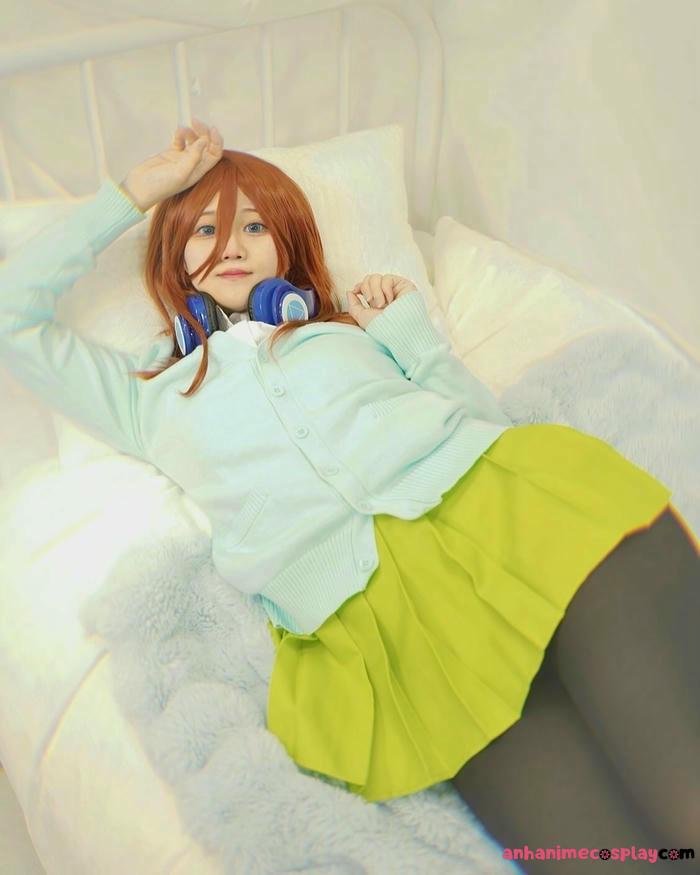 ảnh miku nakano cosplay mặc váy ngắn