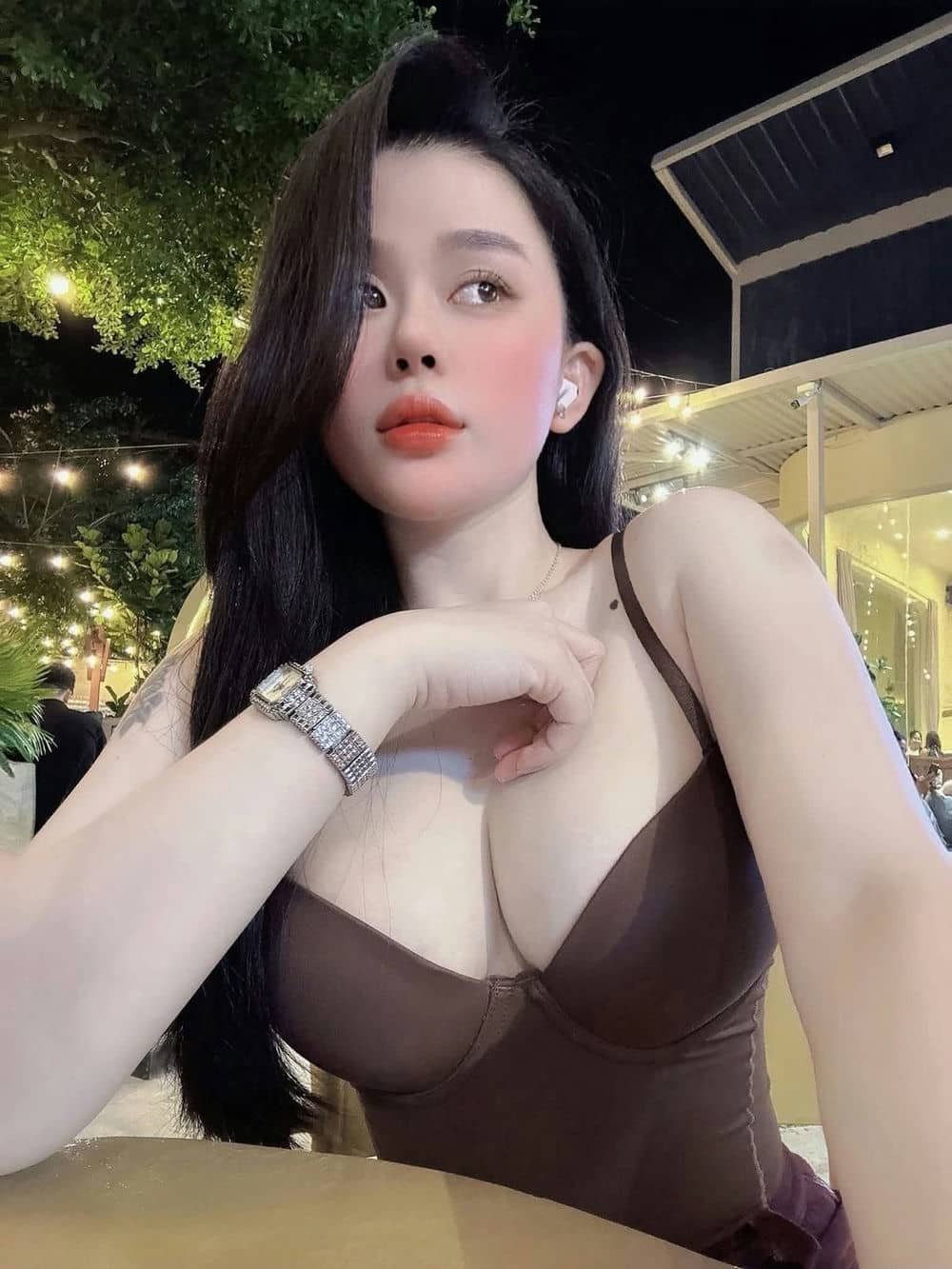 gái xinh vú to sắc.