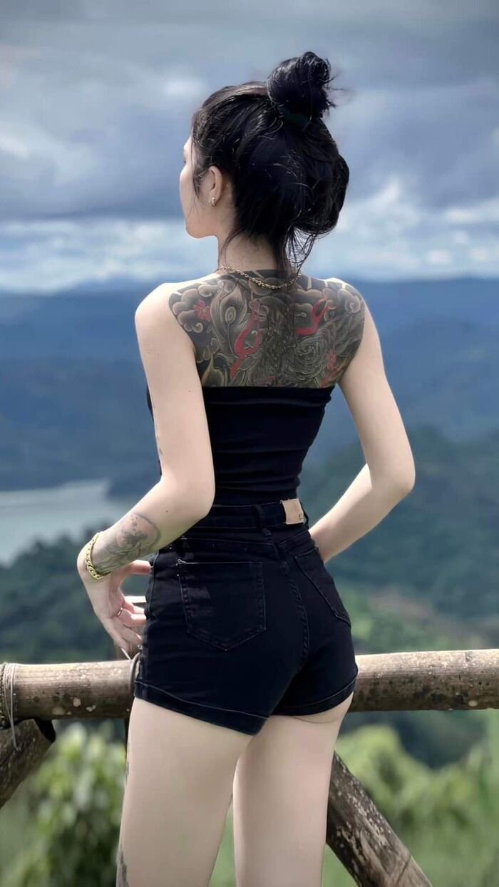 gái xinh xăm mình 4s