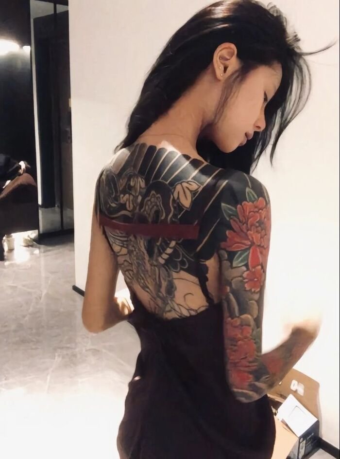 gái xinh xăm mình full