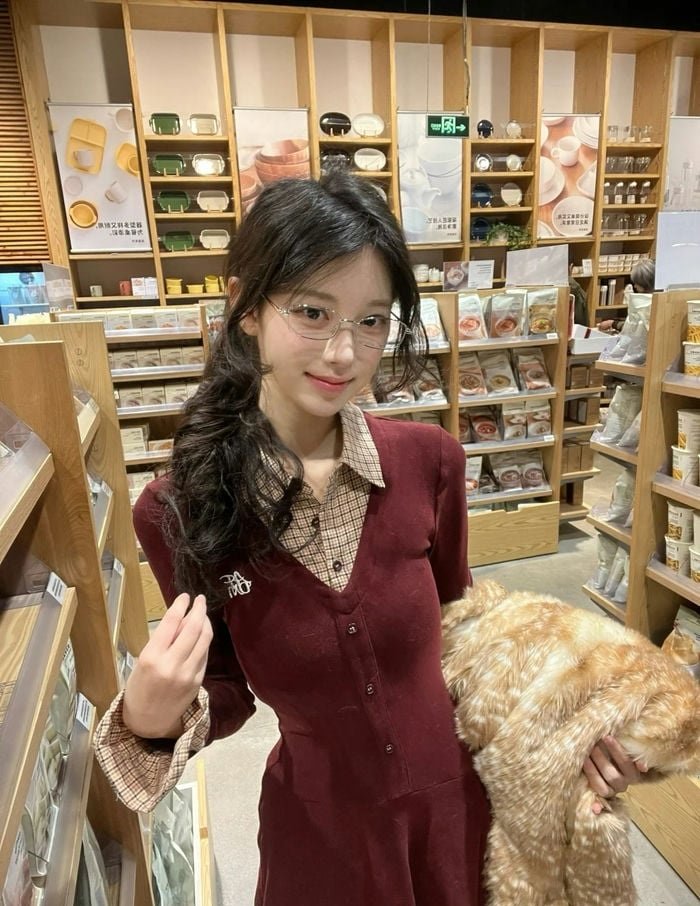 hình ảnh gái xinh ở cửa hàng