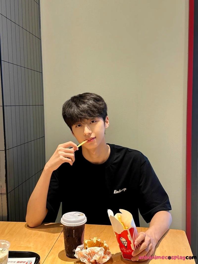 Khám phá ảnh trai đẹp 18 tuổi cuốn hút