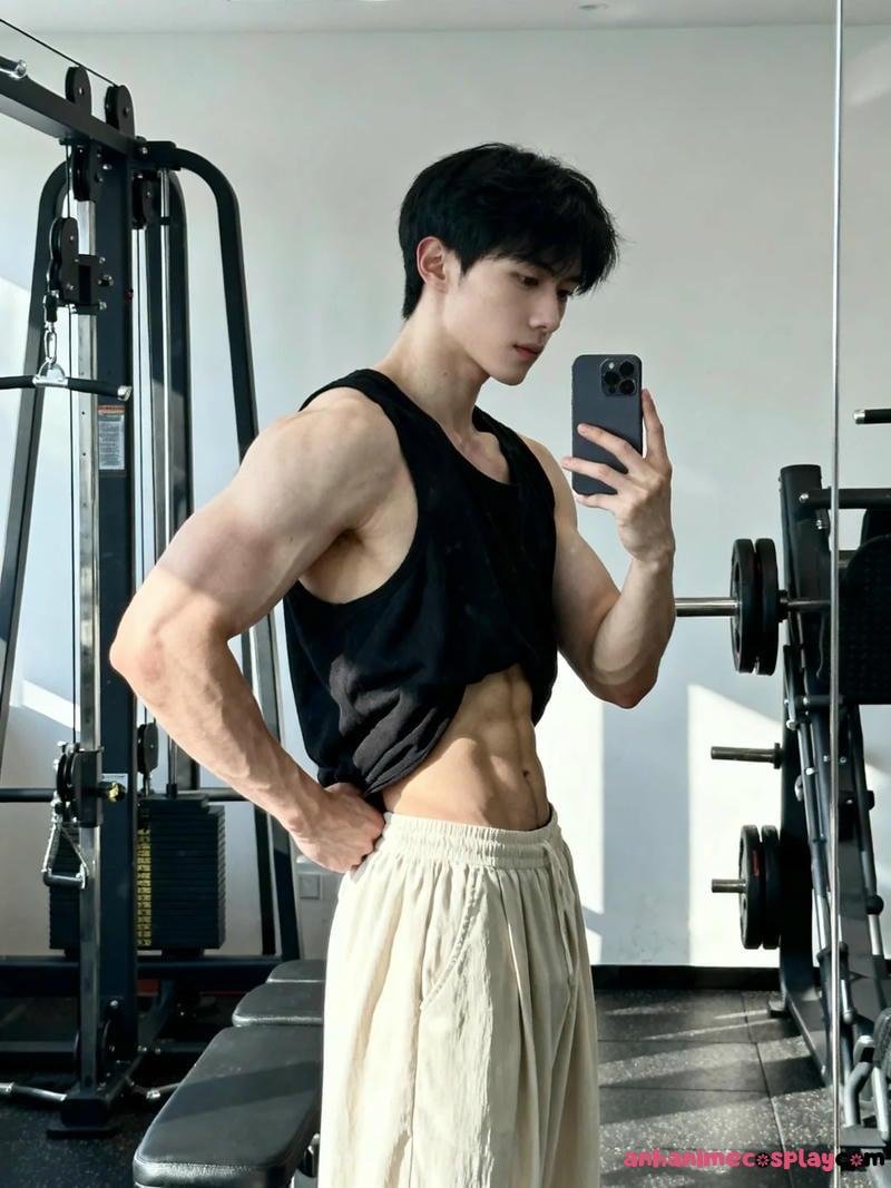 Khám phá ảnh trai đẹp cơ bắp cuốn hút