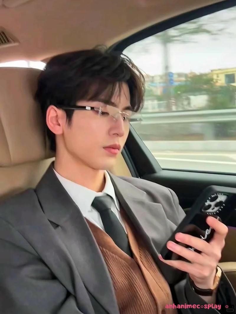 Ngắm ảnh trai đẹp đeo kính thu hút